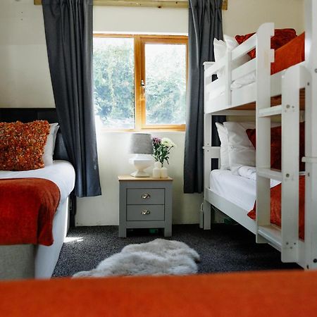 ブリストル The West Barn Near Bath, Sleeps 24 And 2 Hot Tubsヴィラ エクステリア 写真