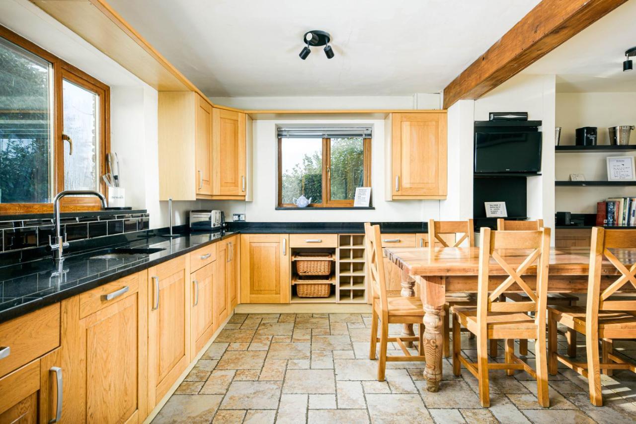 ブリストル The West Barn Near Bath, Sleeps 24 And 2 Hot Tubsヴィラ エクステリア 写真