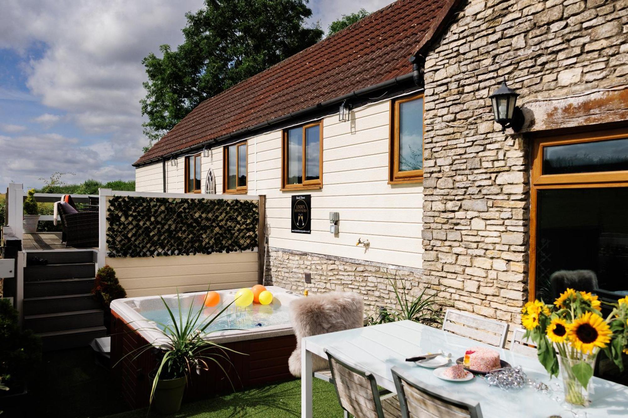 ブリストル The West Barn Near Bath, Sleeps 24 And 2 Hot Tubsヴィラ エクステリア 写真