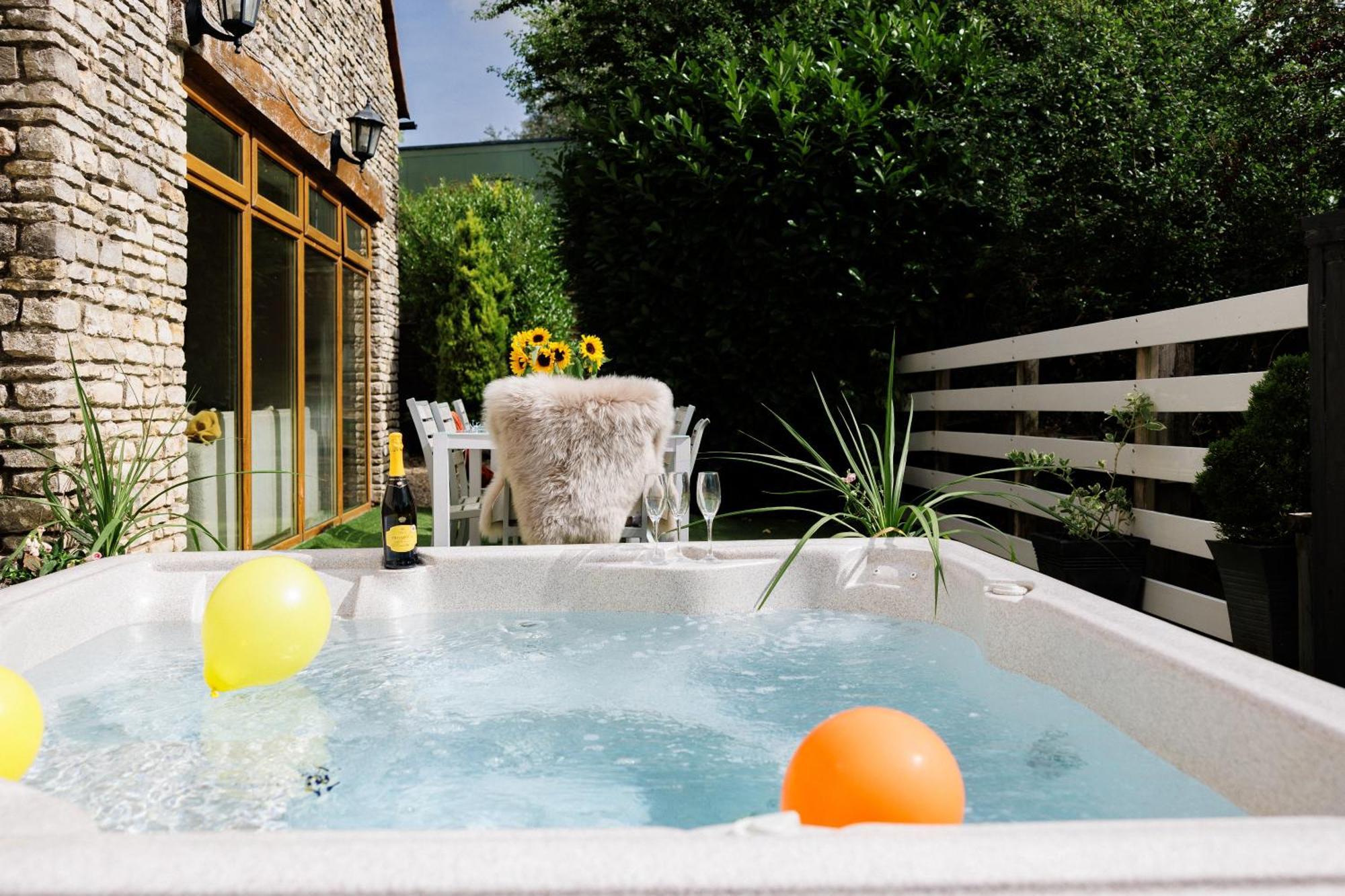 ブリストル The West Barn Near Bath, Sleeps 24 And 2 Hot Tubsヴィラ エクステリア 写真