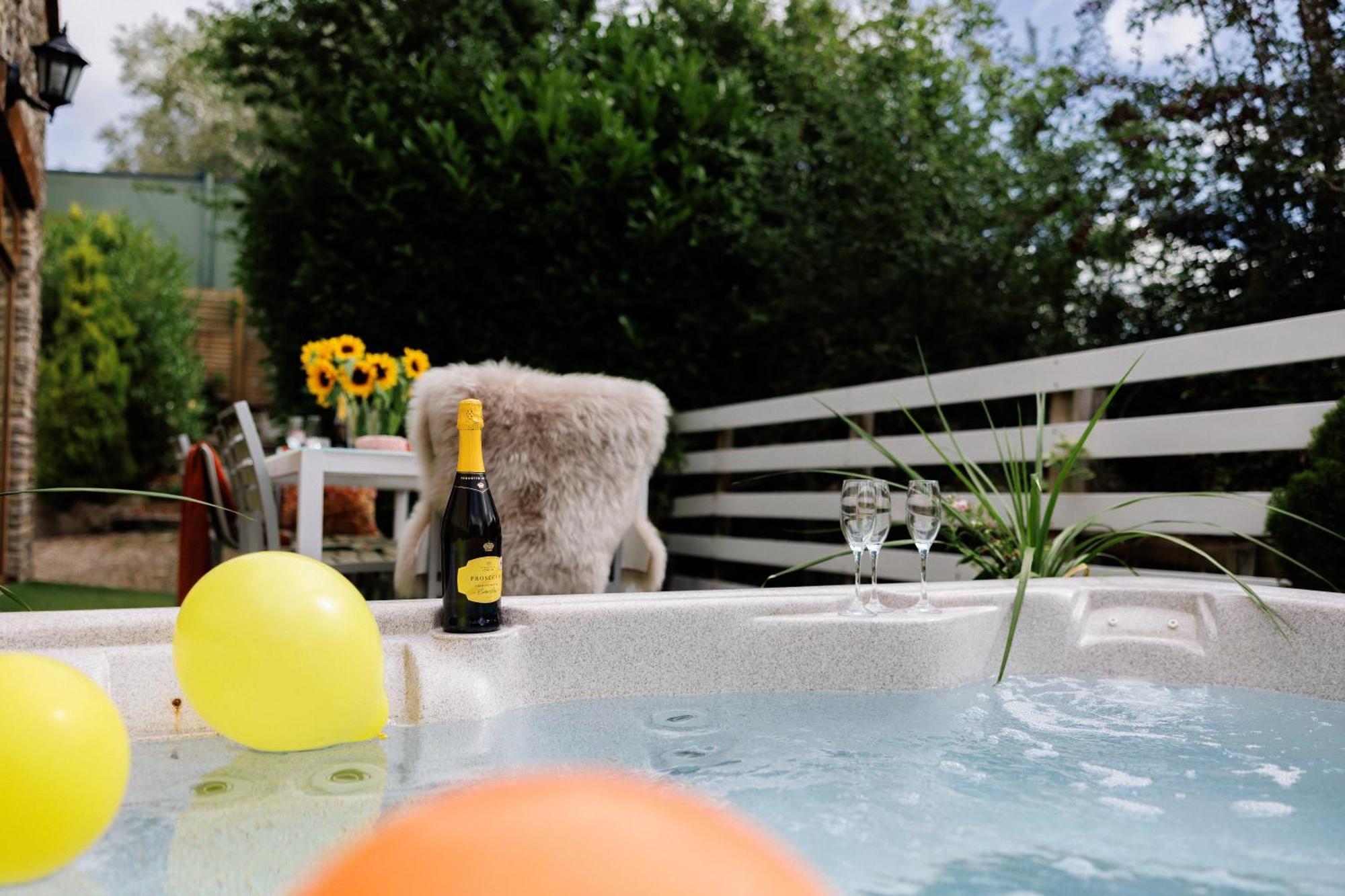 ブリストル The West Barn Near Bath, Sleeps 24 And 2 Hot Tubsヴィラ エクステリア 写真